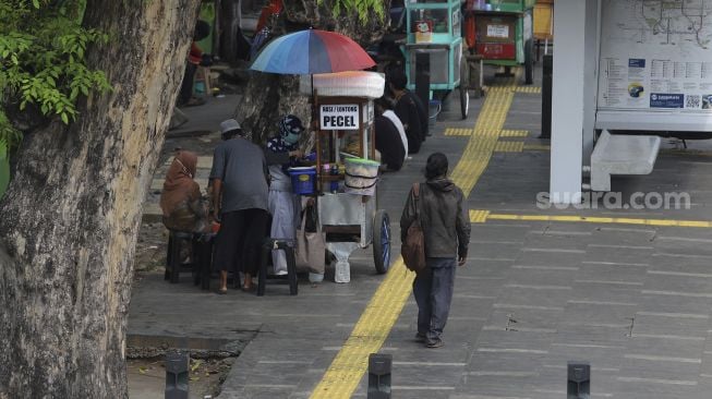 Pemprov DKI Klaim Punya Dasar Hukum Dirikan Lapak PKL di Atas Trotoar