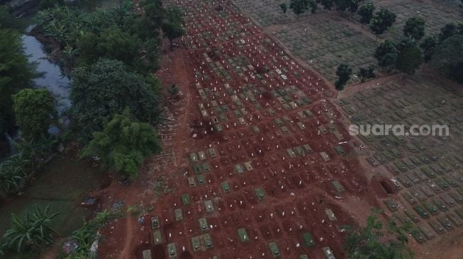 Foto udara suasana di TPU Pondok Ranggon, Jakarta, Rabu (2/9/2020). [Suara.com/Angga Budhiyanto]