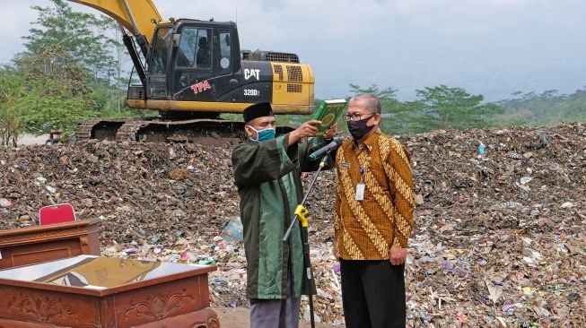 Kepala Dinas Lingkungan Hidup kabupaten Temanggung Ertargo (kanan) melakukan sumpah jabatan saat pelantikan pejabat di Tempat Pembuangan Akhir (TPA) Sanggrahan, Kranggan, Temanggung, Jawa Tengah, Rabu (2/9/2020). [ANTARA FOTO/Anis Efizudin]
