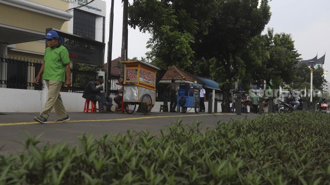 Pedagang berjualan di trotoar kawasan Matraman, Jakarta, Rabu (2/9/2020). [Suara.com/Angga Budhiyanto]