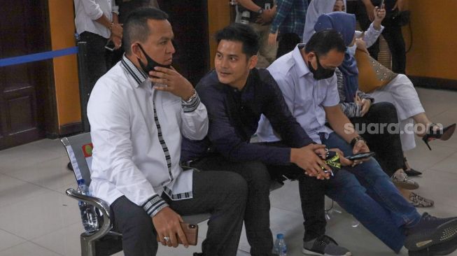 Pesinetron Fiki Alman saat hadir sebagai saksi dalam kasus pencemaran nama baik yang menjerat Vicky Prasetyo di Pengadilan Negeri Jakarta Selatan, Rabu (2/9). [Suara.com/Alfian Winanto]