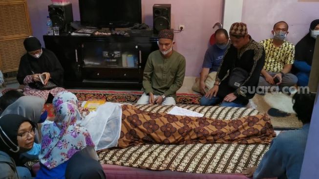 Jenazah Idan Separo di rumah duka di kawasan Bekasi, Jawa Barat, Rabu (2/9/2020) malam. [Herwanto/Suara.com]