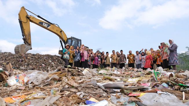 Sejumlah pejabat berfoto seusai acara pelantikan kepala Dinas Lingkungan Hidup kabupaten Temanggung di Tempat Pembuangan Akhir (TPA) Sanggrahan, Kranggan, Temanggung, Jawa Tengah, Rabu (2/9/2020).  [ANTARA FOTO/Anis Efizudin]