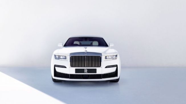 Rolls-Royce Ghost tampak haluan, dengan logo Spirit of Ecstasy [Rolls-Royce Press Club].