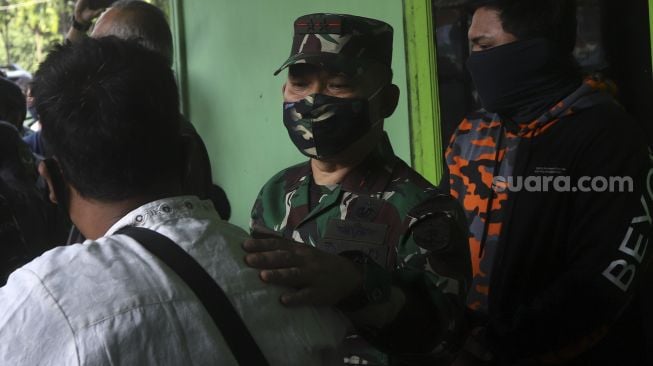 Panglima Kodam Jaya, Mayjen TNI Dudung Abdurachman (tengah) mendengarkan kesaksian warga sipil yang menjadi korban penyerangan Mapolsek Ciracas di Koramil 05 Kramat Jati, Jakarta, Rabu (2/9/2020). [Suara.com/Angga Budhiyanto] 