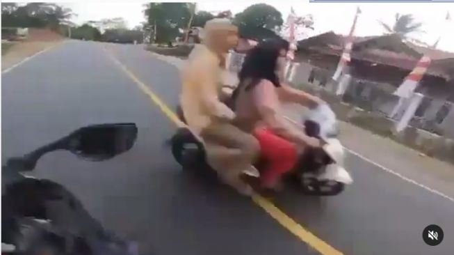 Emak-emak nyaris bikin pemotor celaka (Instagram)