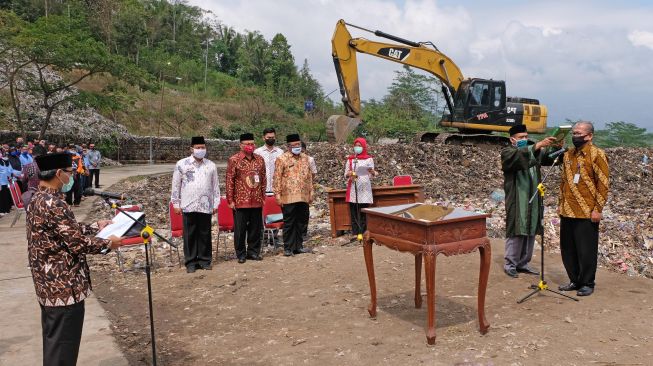 Bupati Temanggung HM AL Khadziq (kiri) melantik kepala Dinas Lingkungan Hidup kabupaten Temanggung Ertartgo (kanan) di Tempat Pembuangan Akhir (TPA) Sanggrahan, Kranggan, Temanggung, Jawa Tengah, Rabu (2/9/2020).   [ANTARA FOTO/Anis Efizudin]