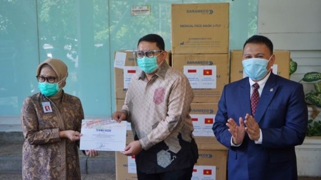 Fadli Zon Serahkan Masker dari Parlemen Vietnam ke RSCM