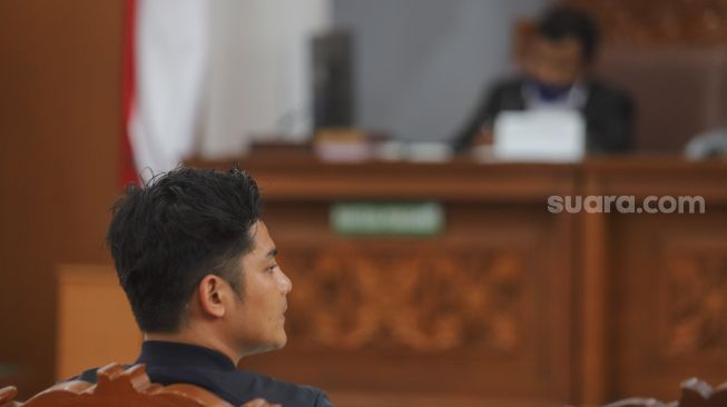 Pesinetron Fiki Alman saat memberikan keterangan sebagai saksi dalam kasus pencemaran nama baik yang menjerat Vicky Prasetyo di Pengadilan Negeri Jakarta Selatan, Rabu (2/9). [Suara.com/Alfian Winanto]