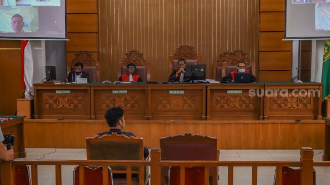 Suasana jalannya sidang saat Pesinetron Fiki Alman memberikan keterangan sebagai saksi dalam kasus pencemaran nama baik yang menjerat Vicky Prasetyo di Pengadilan Negeri Jakarta Selatan, Rabu (2/9). [Suara.com/Alfian Winanto]