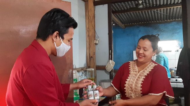 Aksi Lawan Covid-19, Mahasiswa UMM Bagikan Hand Sanitizer Kepada Pedagang