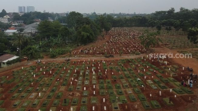 Foto udara suasana di TPU Pondok Ranggon, Jakarta, Rabu (2/9/2020). [Suara.com/Angga Budhiyanto]