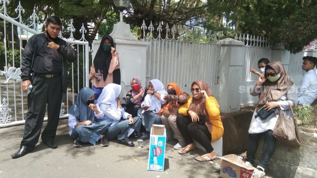 Tidak Diterima Sekolah Negeri, Siswa dan Orang Tua Demo Gubernur