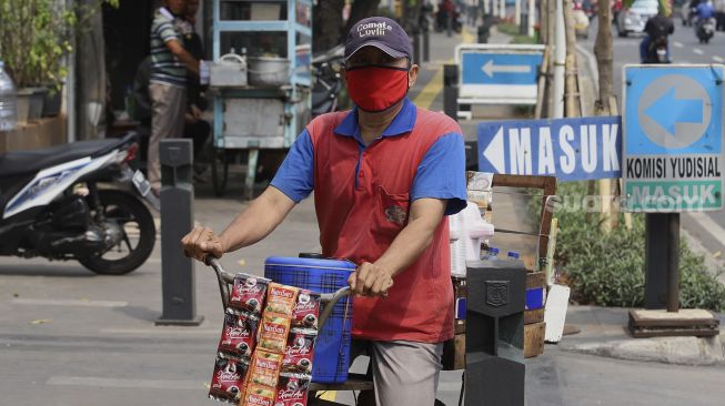 Pedagang berjualan di trotoar kawasan Jalan Kramat Raya, Jakarta, Rabu (2/9/2020). [Suara.com/Angga Budhiyanto]