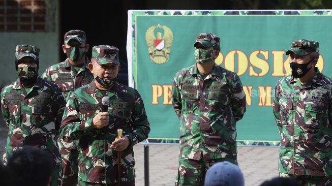 Panglima Kodam Jaya, Mayjen TNI Dudung Abdurachman (tengah) memberikan keterangan kepada warga sipil yang menjadi korban penyerangan Mapolsek Ciracas di Koramil 05 Kramat Jati, Jakarta, Rabu (2/9/2020). [Suara.com/Angga Budhiyanto] 