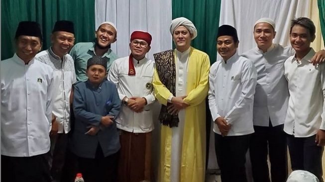 Pemimpin Majelsi Al Munawaroh, Gus Anom bersama jemaahnya yang kebanyakan artis dan komedian. [Instagram]