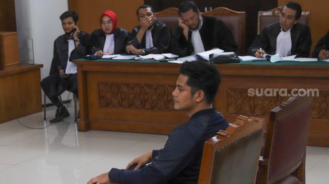 Pesinetron Fiki Alman ketika memberikan keterangan sebagai saksi dalam kasus pencemaran nama baik yang menjerat Vicky Prasetyo di Pengadilan Negeri Jakarta Selatan, Rabu (2/9). [Suara.com/Alfian Winanto]