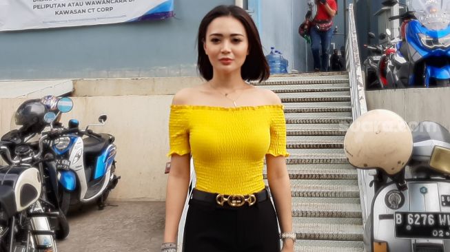 Wika Salim Main Ayunan di Taman, Publik: Jago Banget Pegang Talinya