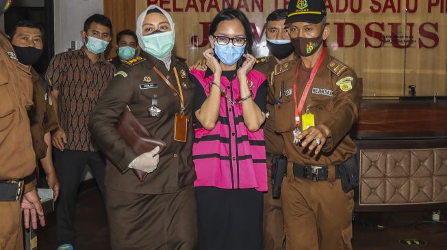 Tersangka kasus suap pengurusan pengajuan fatwa bebas Mahkamah Agung (MA) untuk membebaskan Djoko Tjandra, Pinangki Sirna Malasari berjalan usai menjalani pemeriksaan di gedung Bundar, Kejaksaan Agung, Jakarta, Rabu (2/9/2020).  [ANTARA FOTO/Galih Pradipta]