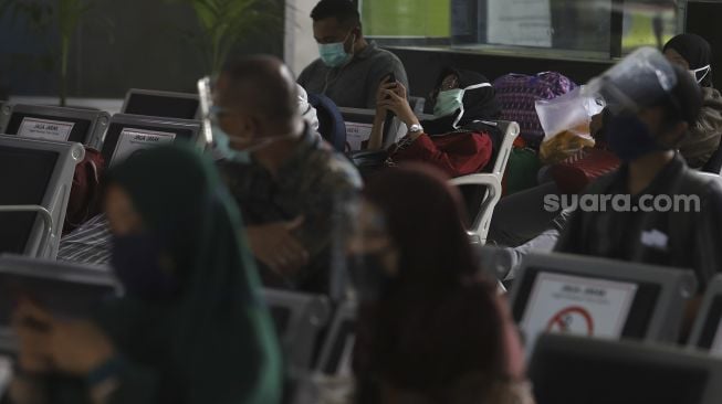 Sejumlah calon penumpang menunggu kedatangan kereta api di Stasiun Gambir, Jakarta, Kamis (3/9/2020). [Suara.com/Angga Budhiyanto]