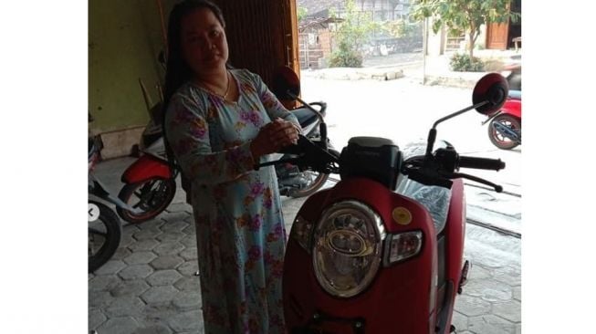 Hasil jerih payah wanita mengumpulkan uang logam ke dalam galon, sebuah Honda Scoopy (Instagram)