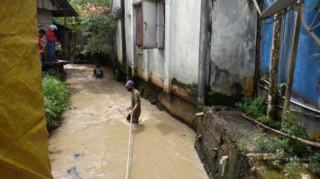 Balita Hilang di Samarinda, Diduga Tercebur Parit