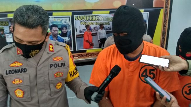 Ditangkap, Penjual Miras Oplosan Maut Ketahuan Campur Alkohol sama Air