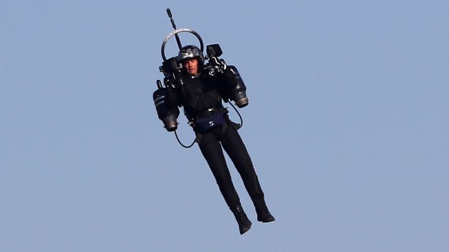 Wuidih! Pilot Pesawat Lihat Jetpack Terbang Setinggi 3.000 Kaki