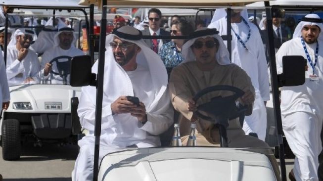 Sheikh Mansour bin Zayed Al Nahyan (kiri) dari Abu Dhabi. [AFP]