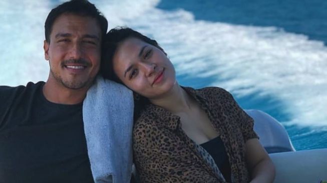 Raisa Ulang Tahun, Hamish Daud Beri Pesan Super Romantis