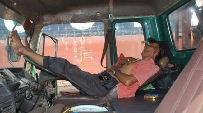Deretan potret kerja keras sopir truk. (Facebook/ChiNas HastesCrush)