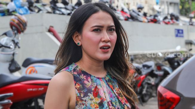 Penyanyi Meggy Diaz saat bertemu awak media di Kawasan Tendean, Jakarta Selatan, Kamis (3/9). [Suara.com/Alfian Winanto]