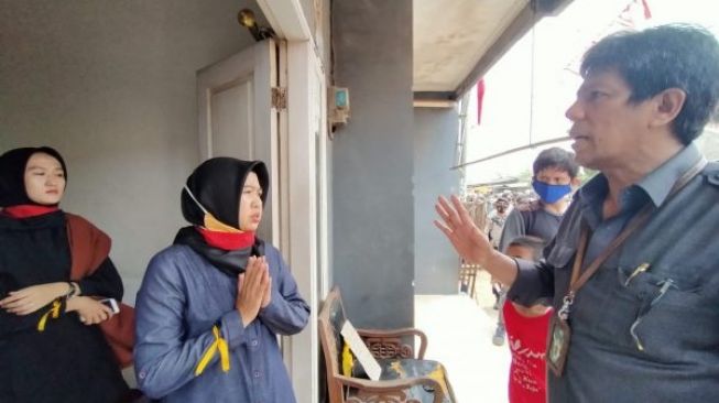 Kisah Aas, Tetap Mengajar Meski Kehilangan Rumah dan Dicibir Staf DPRD