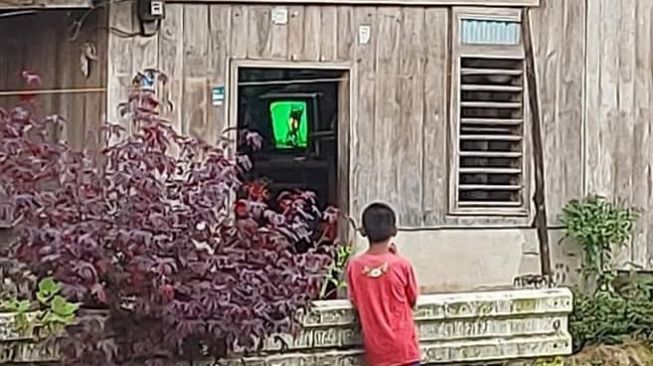 Numpang Nonton TV Tetangga Lewat Jendela, Nasib Bocah Ini Bikin Iba