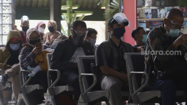 Sejumlah calon penumpang menunggu kedatangan kereta api di Stasiun Gambir, Jakarta, Kamis (3/9/2020). [Suara.com/Angga Budhiyanto]