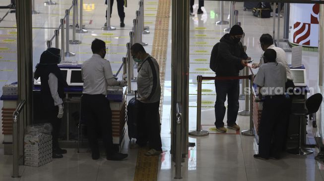 Petugas memeriksa kelengkapan berkas calon penumpang yang akan menaiki kereta api di Stasiun Gambir, Jakarta, Kamis (3/9/2020). [Suara.com/Angga Budhiyanto]