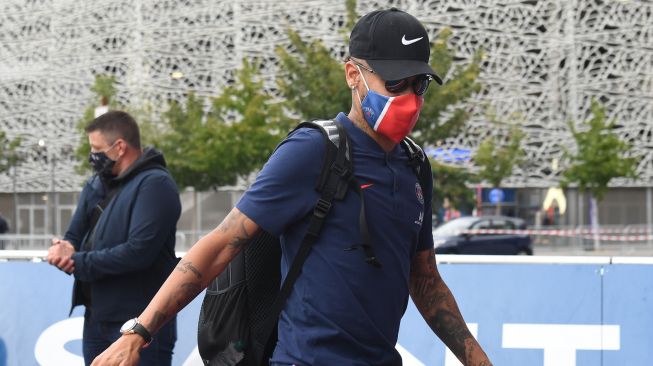 Foto file ini diambil pada 24 Agustus 2020, pemain depan Paris Saint-Germain Neymar meninggalkan hotel tim di Lisbon, Portugal. [CARLOS COSTA / AFP]