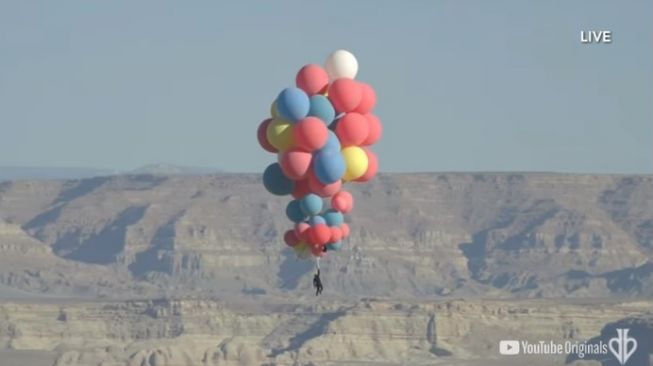 Menegangkan! Pesulap Amerika Serikat Ini Terbang Pakai Balon hingga 7.600 M