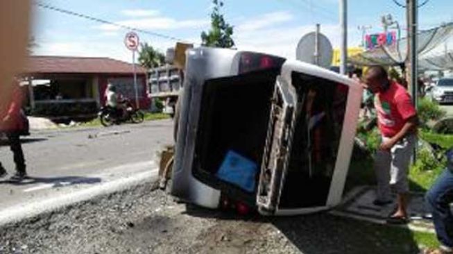 Bus Terbalik Tabrak Pengendara Sepeda Motor, Korban Sekarat dan Luka Luka