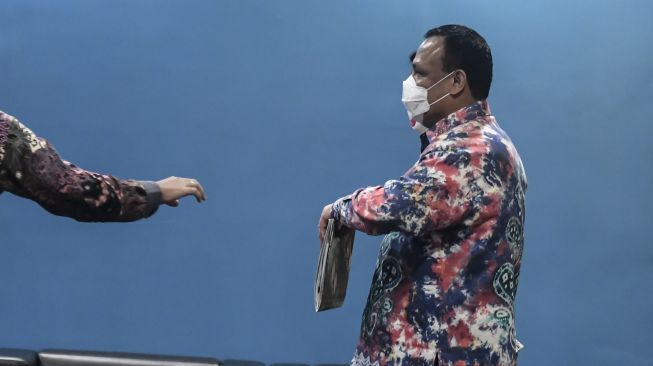 Ketua KPK Firli Bahuri berjalan meninggalkan ruangan usai mengikuti sidang lanjutan terkait dugaan pelanggaran kode etik, di gedung KPK C1, Jakarta, Jumat (4/9/2020). [ANTARA FOTO/Elora Ranu]