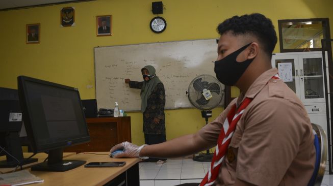 Sejumlah siswa SMK Negeri 3 jurusan teknik komputer dan jaringan mengikuti pembelajaran praktik secara tatap muka di Kabupaten Jombang, Jawa Timur, Jumat (4/9/2020). [ANTARA FOTO/Syaiful Arif]