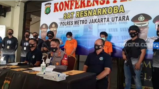 Polisi melakuakn konfrensi pers terkait kasus narkoba yang melibatkan Jaka Hidayat eks drummer BIP di Polres Jakarta Utara, Jumat (4/9/2020). [Ismail/Suara.com]