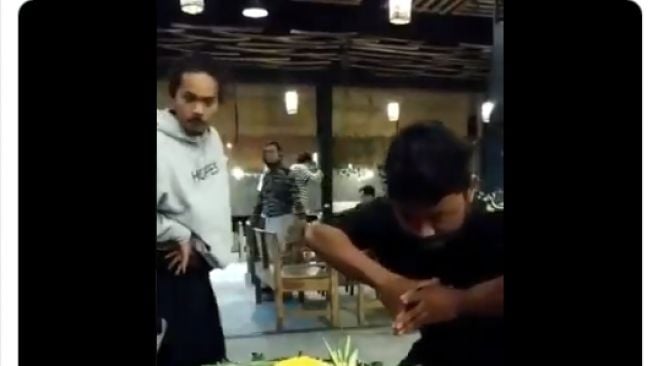 Dua Pemuda Pura-Pura Kesurupan Sambil Makan Tumpeng, Aksinya Bikin Ngakak