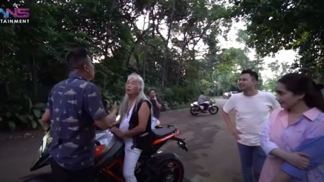 Momen Gideon Tengker berkunjung ke rumah Raffi Ahmad [YouTube/Rans Entertainment]