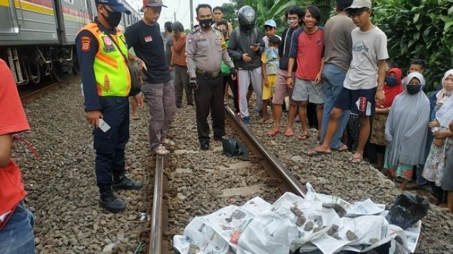 Nyeberang Rel, Ira Tewas Terlindas KRL Tujuan Jakarta