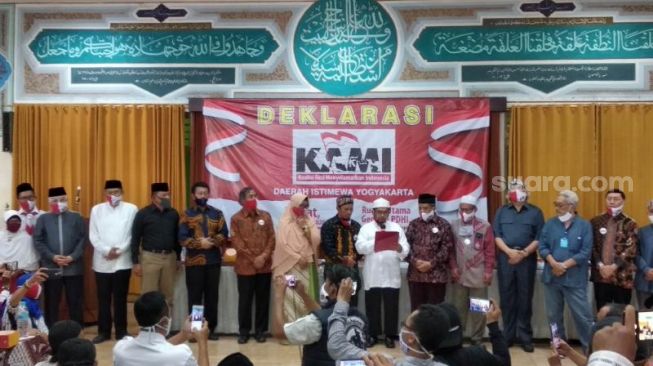 Jajaran presidium dan tokoh mendeklarasikan KAMI DIY di Gedung Aula PHDI, Kota Yogyakarta, Jumat (4/9/2020). - (SuaraJogja.id/Muhammad Ilham Baktora)