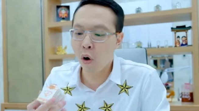 dr Richard Lee, MARS, saat mereview Collagenplus, salah satu produk skincare abal-abal yang laris manis di Indonesia. (Screenshot Channel YouTube dr Richard Lee MARS)