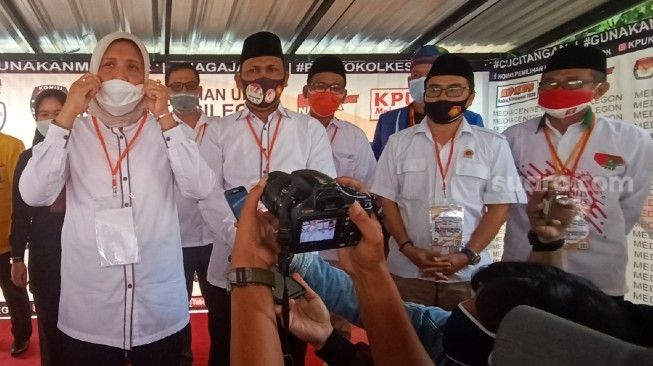 Pasangan bakal calon Wali Kota dan Wakil Wali Kota Cilegon, Ratu Atu Marliyati - Sokhidin, usai mendaftar di KPU Cilegon, Jumat (4/9/2020). [Suara.com/Yandhi Deslatama]