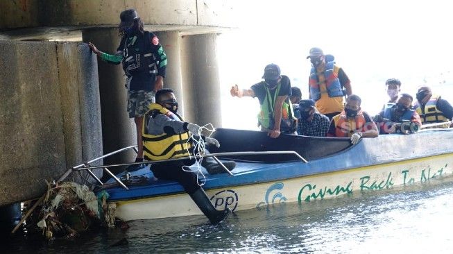 Aktivis Bank Sasuci saat menemukan limbah yang diduga bekas penanganan Covid-19 di aliran Sungai Cisadane, Jumat (4/9/2020). [Suara.com/Irfan Maulana]