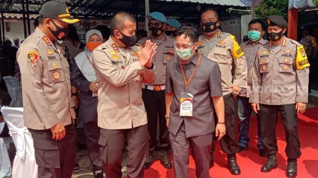 Kapolda Banten Irjen Fiandar usai memantau pendaftaran para pasangan bakal calon kepala daerah di KPU Cilegon, Jumat (4/9/2020). [Suara.com/Yandhi Deslatama]